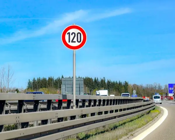 Geschwindigkeitsbegrenzung 120 auf der Autobahn. Dieses Schild zeigt, wie schnell man auf der Autobahn fahren darf.