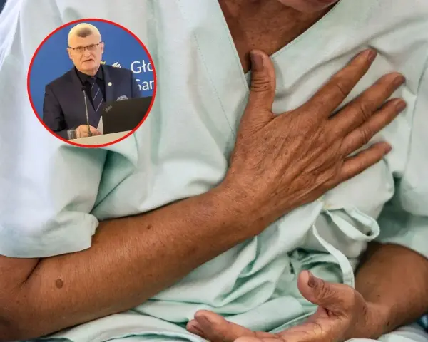 Lekarz omawia objawy grypy wariant K. Pacjent trzyma się za klatkę piersiową, odczuwając dyskomfort.