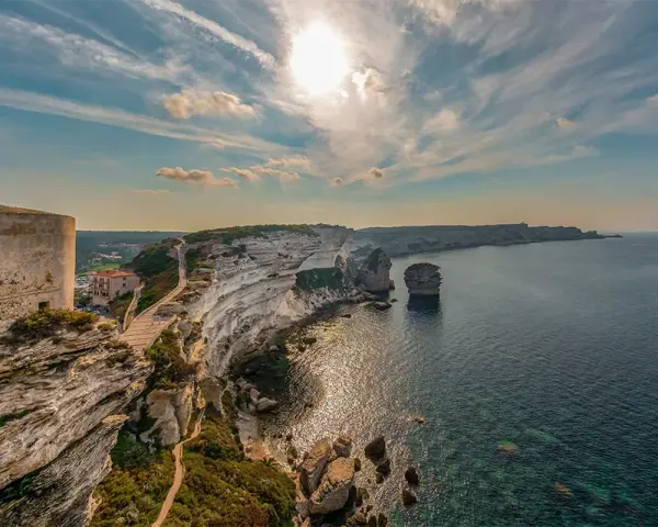 Falaises calcaires de Bonifacio, Corse. Un sentier mène à un village perché. Combien de temps pour visiter la Corse ? Une semaine minimum pour apprécier ce paysage.