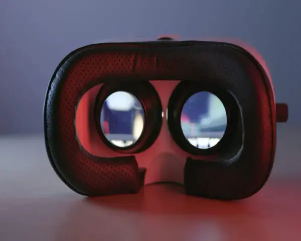 Gogle VR z czarną, perforowaną wyściółką, gotowe do zapewnienia niesamowitego widzenia stereoskopowego.
