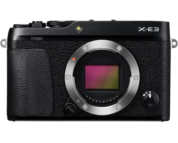 Elegancki, czarny aparat Fujifilm X-E3 z obiektywem gotowym do uchwycenia wyjątkowych chwil.