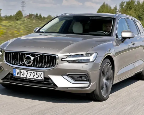 Szary Volvo V60 na drodze. Zastanawiasz się, jakie volvo v60 jaki silnik wybrać? Ten model oferuje wiele opcji.