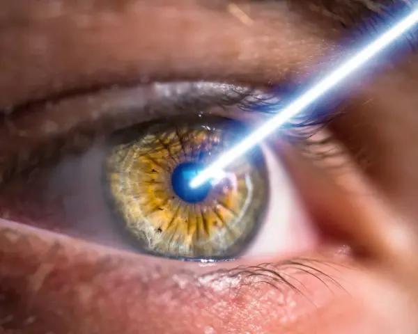Un occhio solo, con un raggio laser che lo colpisce.