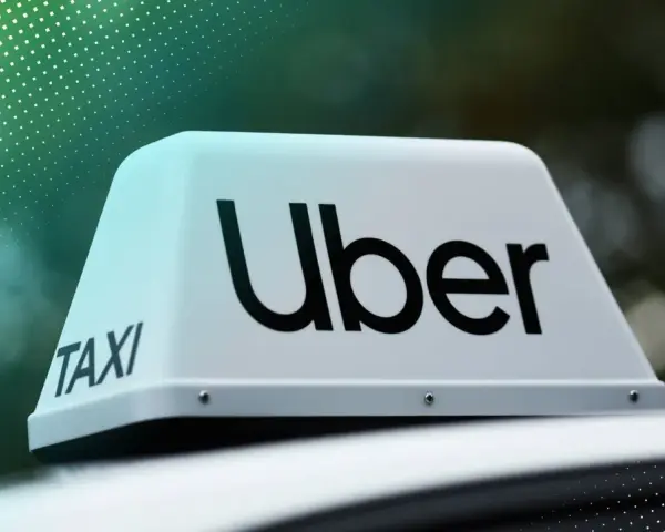 Uber Taxi-Schild auf einem Auto. Informiere dich, wie du Uber Fahrer wirst und starte deine Karriere.