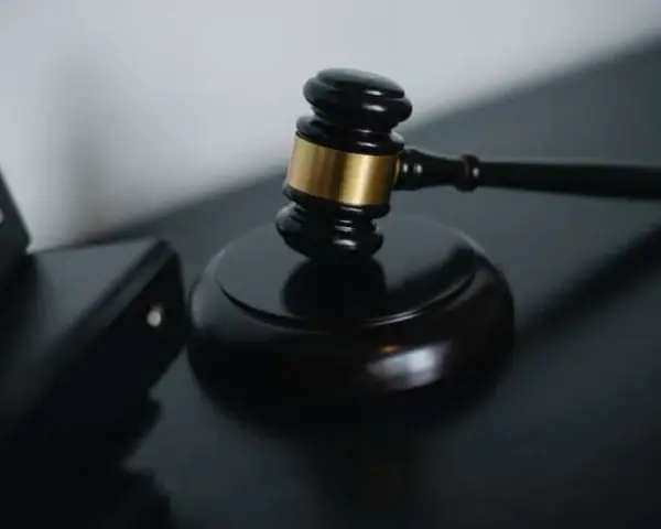 Skazanie bez rozprawy kiedy? Ważne warunki i konsekwencje prawne