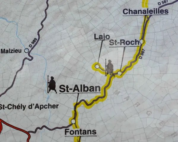 Carte détaillée du GR 65 Chemin de Compostelle : Le Malzieu, St-Alban, Fontans. Un pèlerin silhouette sur la route.