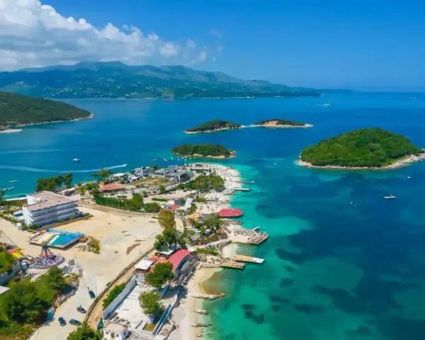 Albania, wrzesień: słoneczna pogoda nad turkusowym morzem, wyspy i plaże Ksamilu. Idealne warunki na wakacje.