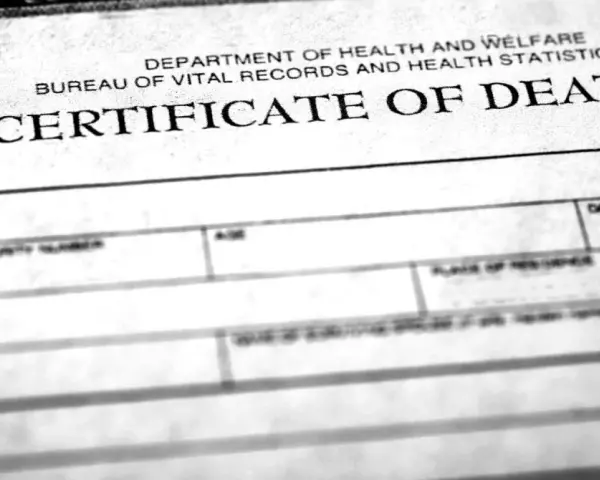 Fragment dokumentu "CERTIFICATE OF DEATH" - oficjalny dokument, który potwierdza, jak lekarz stwierdza zgon.
