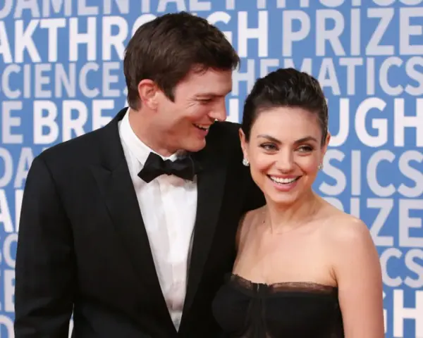 Ashton Kutcher i Mila Kunis, niczym dwa skorpiony, błyszczą na czerwonym dywanie.