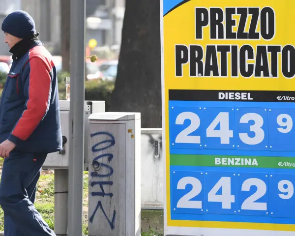 Prezzo praticato per benzina e diesel, con la benzina accise che mostra un prezzo di 2,429 €/litro.