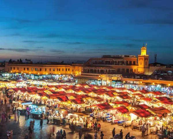Tętniący życiem plac w Marrakeszu nocą. W czerwcu pogoda sprzyja wieczornym spacerom pośród straganów.