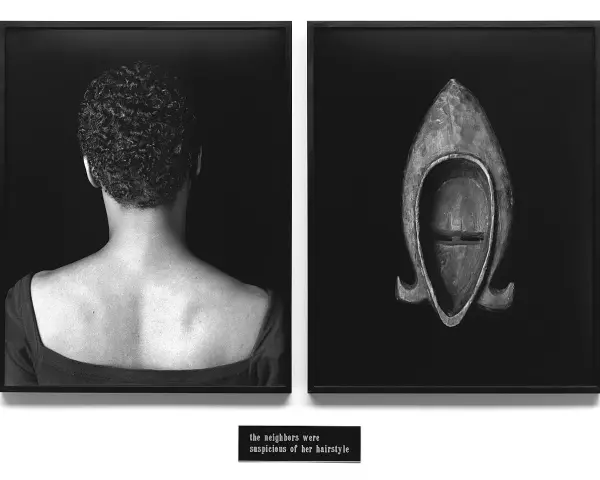 Lorna Simpson, dos portraits en noir et blanc : la nuque d'une femme et un masque africain.