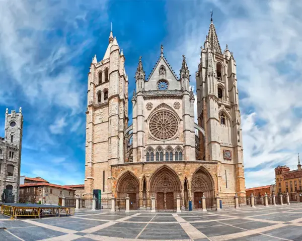Los mejores lugares que visitar en León para no perderse la magia