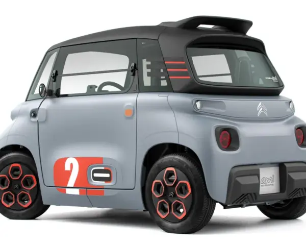 Szary Citroen Ami z pomarańczowymi akcentami i numerem 2. Ten elektryczny pojazd oferuje zaskakujący zasięg na jednym ładowaniu.