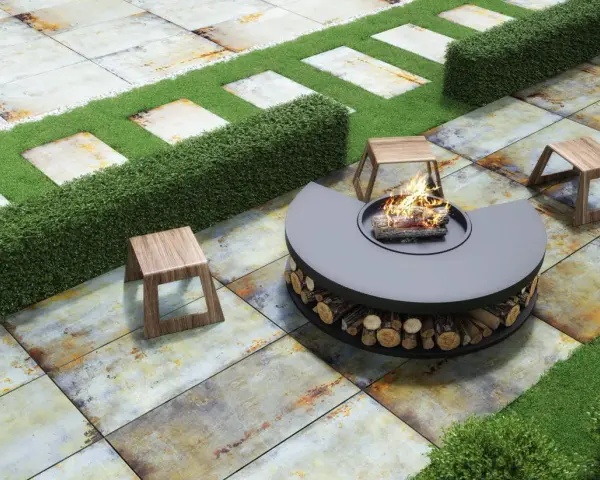 Modernos suelos para patios exteriores con hoguera central, asientos de madera y césped artificial.
