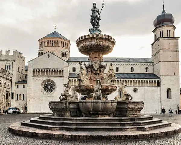 Fontana del Nettuno e Duomo di Trento, un must per chi visita cosa vedere a Trento in un giorno.
