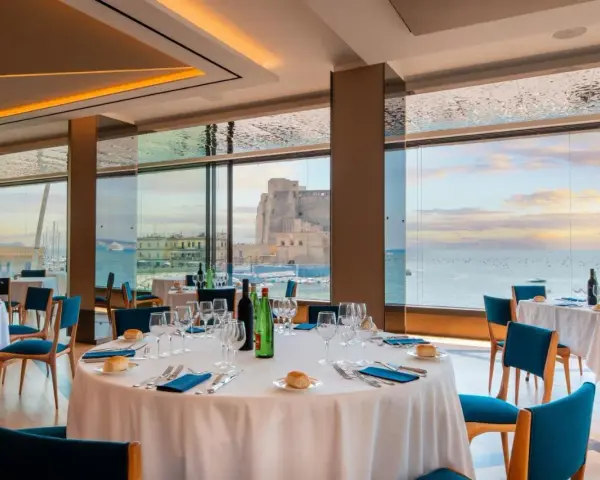 Hotel Royal Continental Napoli: Piscina sul tetto e vista mozzafiato