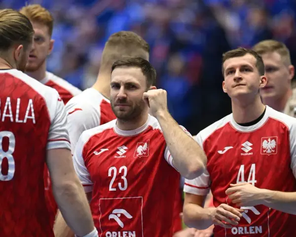 Piłkarze ręczni reprezentacji Polski w czerwonych strojach z orłem na piersi, gotowi do meczu z Włochami.