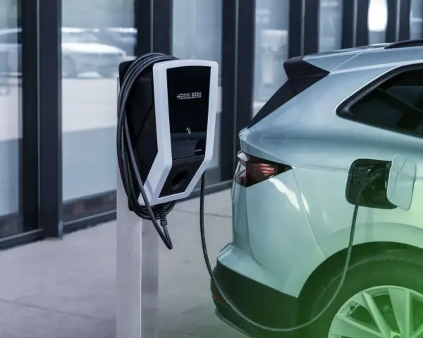 Ładowanie samochodu elektrycznego przy nowoczesnej stacji Heidelberg. Czysta energia dla przyszłości.