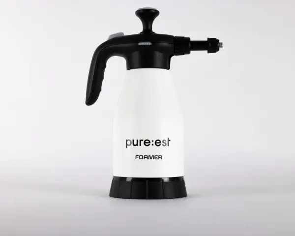 En vit tryckspruta med texten "pure:est FOAMER" på. Den har ett svart handtag och en justerbar munstycke.