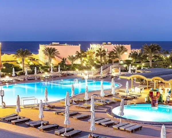 Piękny resort nad morzem, baseny, palmy, idealne miejsce na wakacje. Three corners happy life beach resort opinie potwierdzają jego urok.