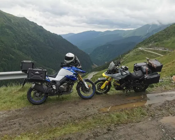 Dwa motocykle turystyczne z kuframi na górskiej drodze w Rumunii. Idealne na wyprawę motocyklem, co zabrać?