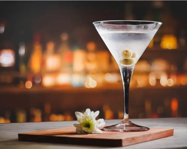 Klasyczny martini asti z oliwkami, idealne do delektowania się w barze.