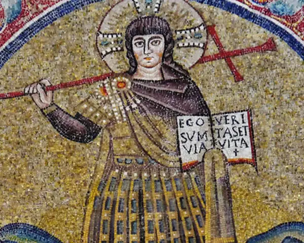Mozaika przedstawia postać z krzyżem i księgą, symbolizującą boga.