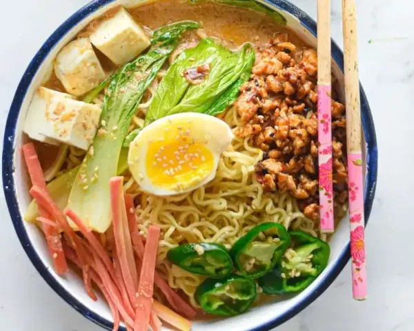 Pyszny przepis na ramen miso: makaron, jajko, tofu, mięso mielone, pak choi i papryczki jalapeno.