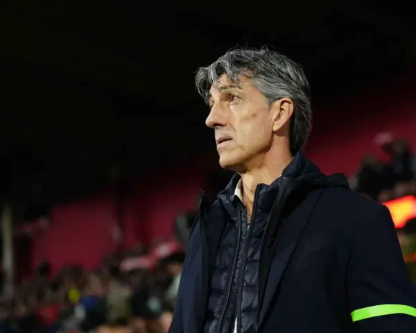 Entrenador de la Real Sociedad, con su mirada fija en el partido. Los sueldos del equipo son un tema importante.