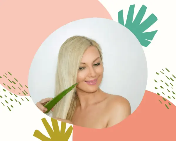 Kobieta z blond włosami dotyka ich liściem aloesu. Naturalna pielęgnacja włosów z aloesem na włosy bez spłukiwania.