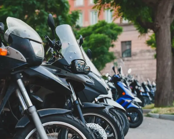 Różne rodzaje motocykli stojące w rzędzie, od turystycznych po sportowe.