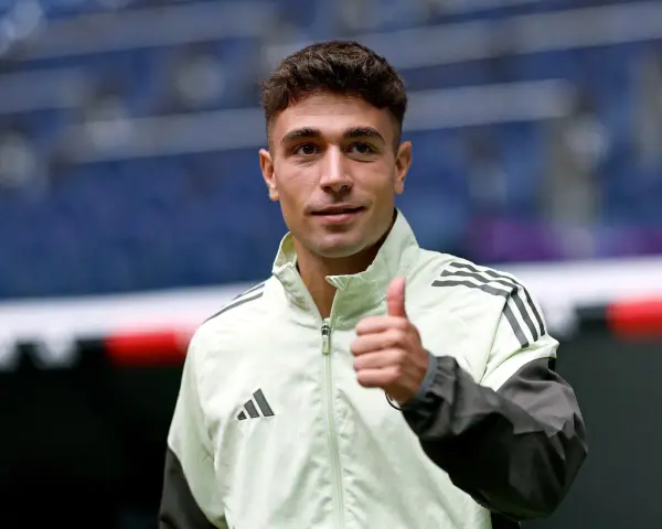 David Jiménez corredor, con una chaqueta deportiva, da el pulgar hacia arriba.