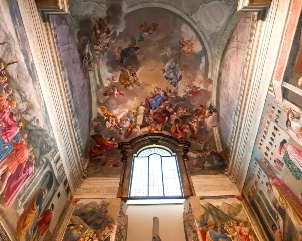 Fresques vibrantes d'une église, évoquant la splendeur de la renaissance histoire avec des scènes célestes et terrestres.