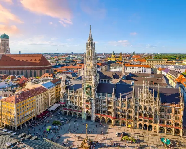 Widok na Marienplatz w Monachium, z Nowym Ratuszem i Frauenkirche. Idealne miejsce, by zacząć zwiedzanie w Monachium.