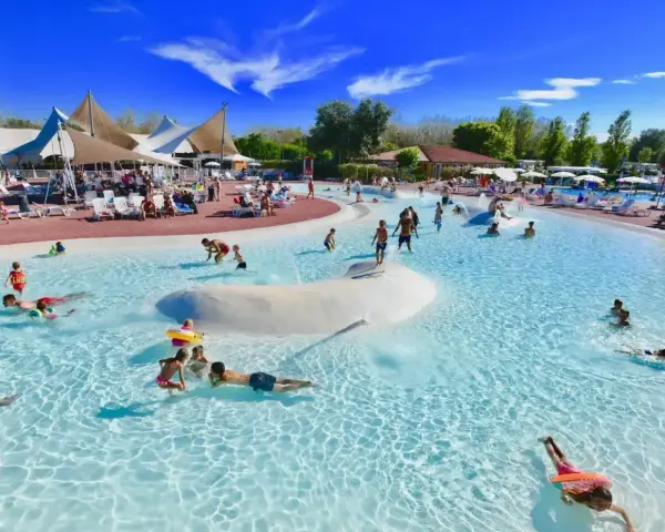 Dzieci bawią się w wodzie w Barricata Holiday Village. Słoneczny dzień, błękitne niebo i mnóstwo radości.