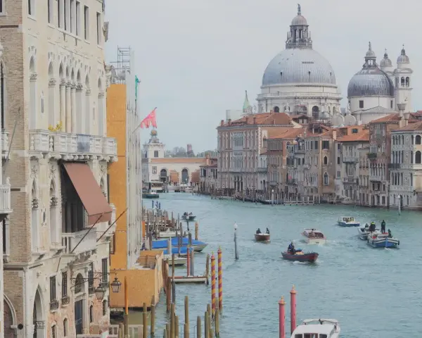 Palazzi da visitare a Venezia: scorcio sul Canal Grande con imbarcazioni e la Basilica di Santa Maria della Salute.