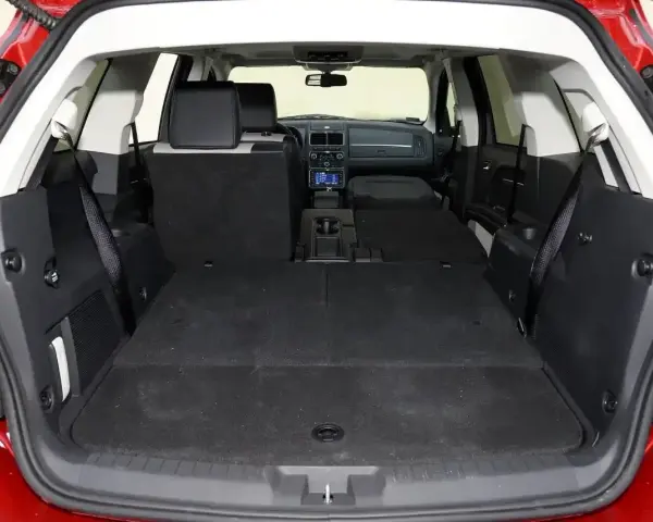 Przestronny bagażnik Dodge Journey, idealny na rodzinne wyjazdy. Wiele miejsca, zgodnie z pozytywnymi dodge journey opinie.