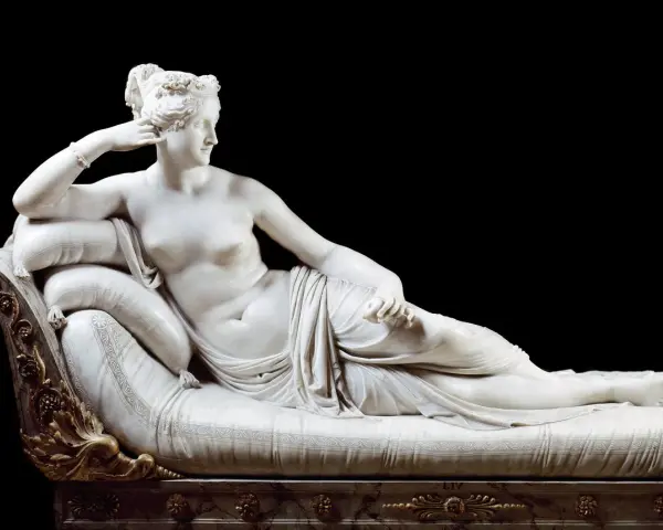 La sculpture de Pauline Bonaparte par Canova, une déesse couchée sur un divan, rayonne de grâce et de beauté intemporelle.