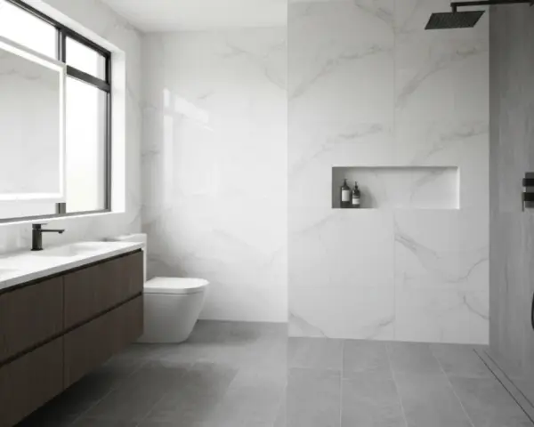 Bagno moderno con doppio lavabo, wc sospeso e doccia a filo pavimento con pendenza per un drenaggio ottimale.