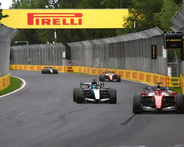 Coches de F1 compiten en una pista, con el logo de Pirelli al fondo. ¡Noticias de F1!