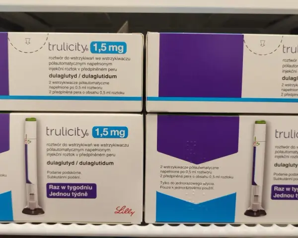 Cztery opakowania leku Trulicity 1,5 mg, zawierające po dwa wstrzykiwacze półautomatyczne z roztworem do wstrzykiwań.