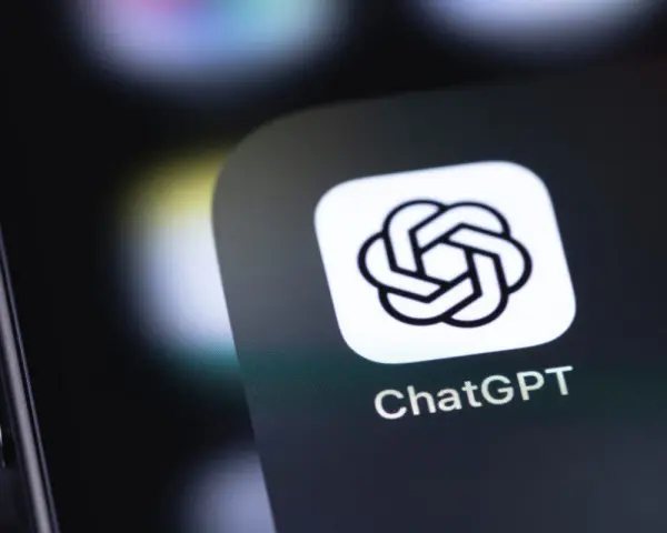 Ikona aplikacji ChatGPT na ekranie telefonu. Odkryj możliwości darmowego chat gpt i twórz niesamowite treści.