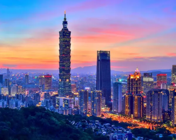 Wieczorny widok na Taipei 101 i inne drapacze chmur, stolica Tajwanu, rozświetlone w blasku zachodzącego słońca.