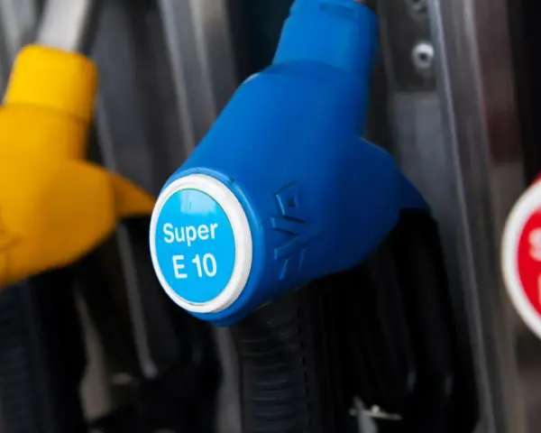 Zapfen für Super E10, einen Benzinmix mit Ethanol, und Super Plus an einer Tankstelle.