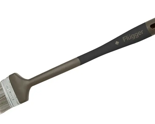 En Flügger-pensel med långt, ergonomiskt handtag för precisionsmålning.