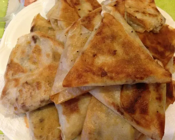 Une assiette de bricks dorées, parfaites pour une recette brick viande hachée. Croustillantes et appétissantes.