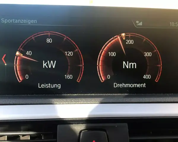 Sportanzeigen im Auto zeigen Leistung (kW) und Drehmoment (Nm). Das Drehmoment ist bei etwa 150 Nm.
