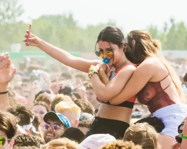 Najlepsze outfity na koncert hip hop – styl i wygoda w jednym