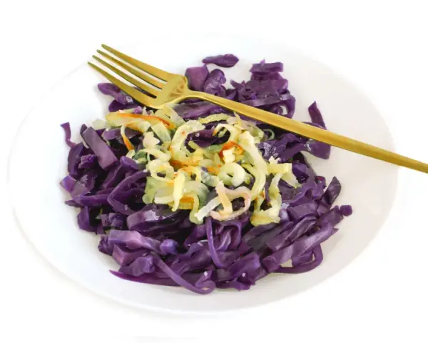 Lombarda rehogada con cebolla crujiente, lista para disfrutar. Una opción saludable y deliciosa para tus recetas de lombarda rehogada.